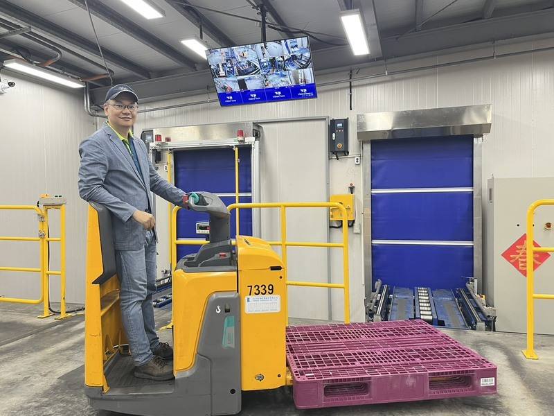 高雄市小港區隆興冷凍廠逐年推動轉型，總經理周和忠（圖）介紹廠內的「智慧棧板」，可透過條碼和無線射頻識別系統（RFID），將客戶貨品資料全部都綁定在棧板上