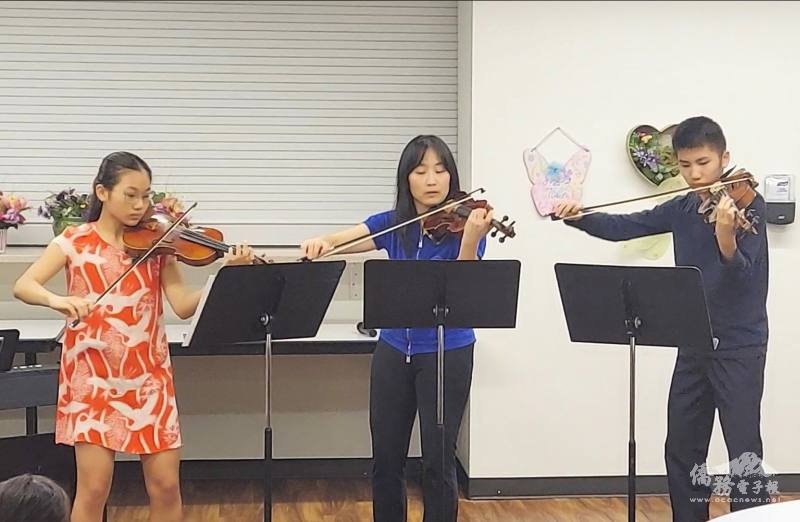 團長徐嘉霙(中)與團員藍鈞瀚、藍媛馨表演