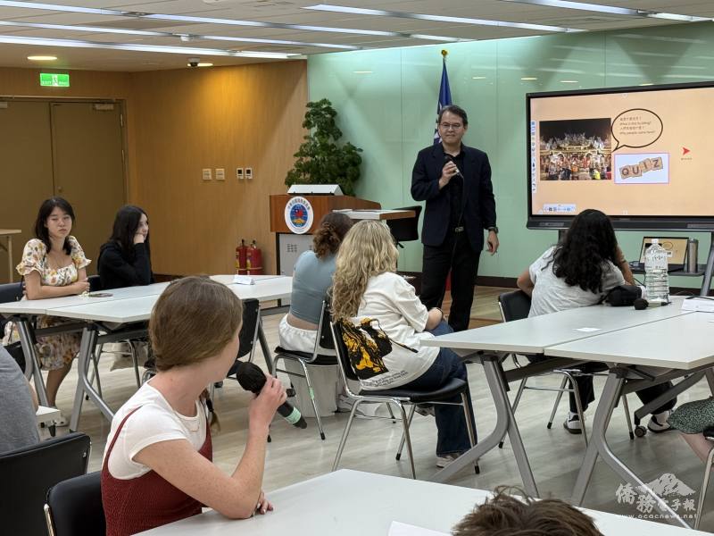 透過數位互動白板進行互動，讓學生認識臺灣文化