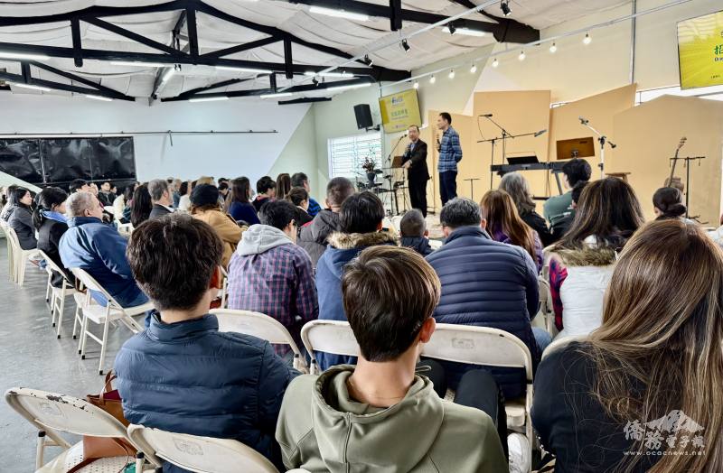 尤正才向青少年們介紹目前FASCA、臺灣觀摩團等僑青活動