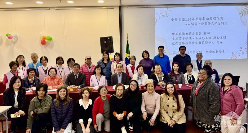 貴賓們和學員們一起合照