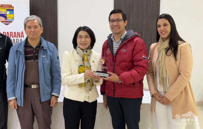 蘭迪(右2)致贈感謝獎座