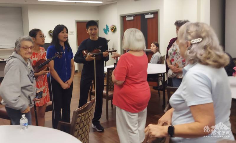 表演者與居民交流