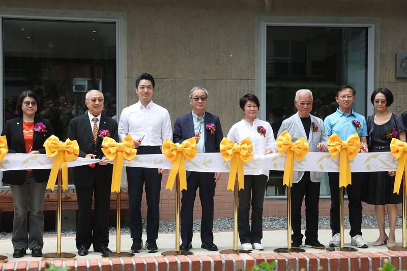 太平國小博物館開館典禮16日舉行，文化部長李遠（左4）、台北市長蔣萬安（左3）、王道銀行教育基金會董事長駱錦明（左2）等出席剪綵