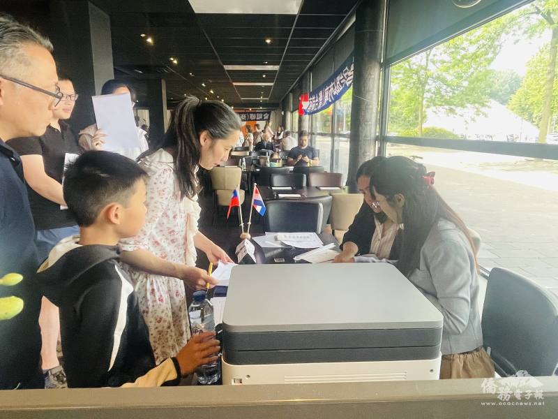 駐荷蘭代表處領務同仁當天在會場首次跨城市辦理行動領務服務