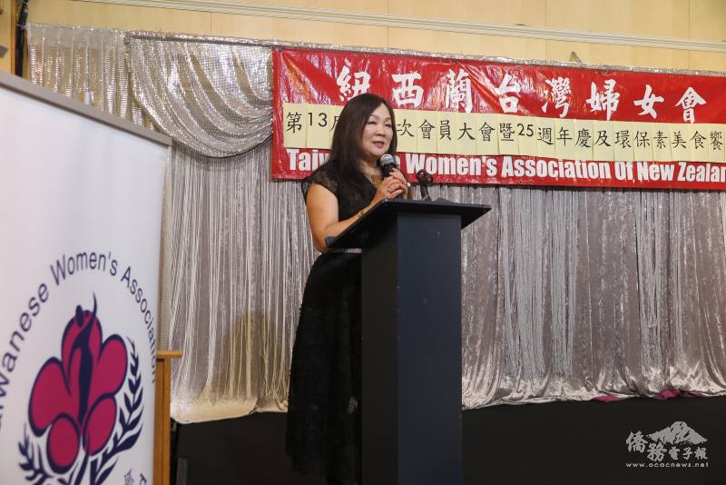 創會會長同時也是本屆會長陳姿穎僑務諮詢委員感恩姐妹們25年來的付出