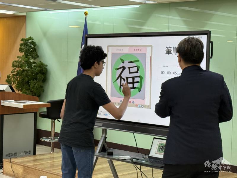 學員上台書寫漢字，提高對華語文學習興趣