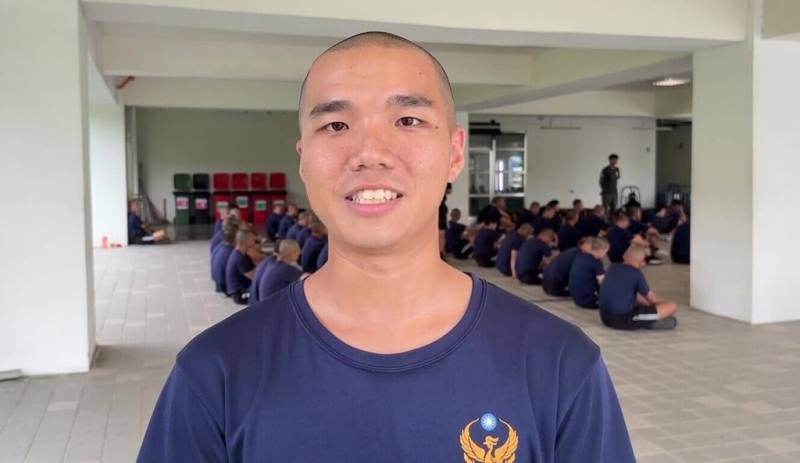 新竹縣消防局新埔分隊日前出勤OHCA（到院前心肺功能停止）救護案，消防特考班學員江淳誌（前）手機有下載「聽見AED」APP，當時收到須協助案件，便立即前往加入急救；他16日表示，很替當事人感到開心，認為「不是救回一個人，而是撐起一個家庭」。（民眾提供）