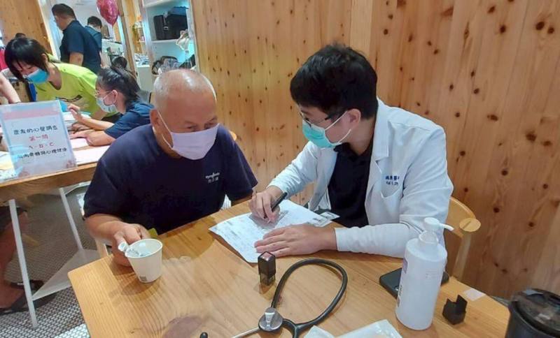 為了讓照護更貼近農民生活，高雄市農業局2025年擴大推動「農民職業傷病健康檢查」，陸續於美濃、燕巢、阿蓮、內門及大寮等區開辦。（高雄市農業局提供）