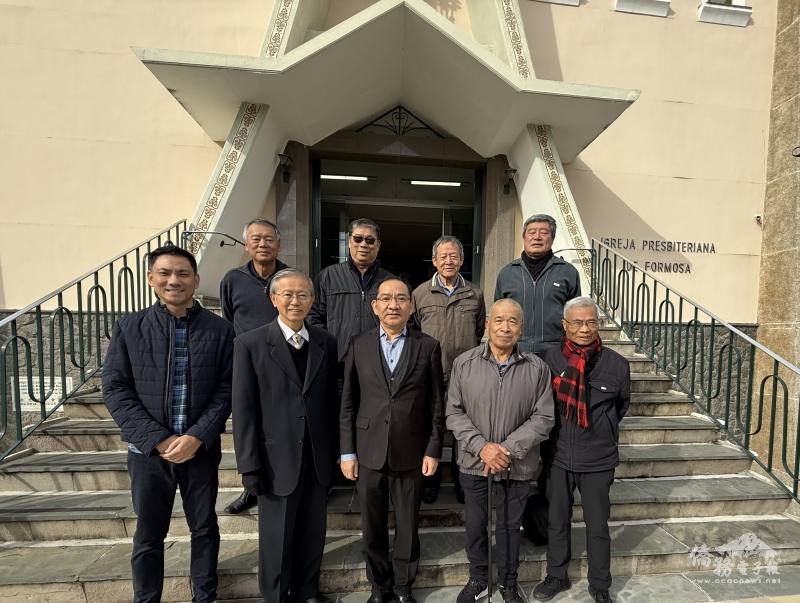 聖保羅文教中心主任尤正才（前排中）和慕義教會鄭國卿牧師（前排左二）及長老會友們合照