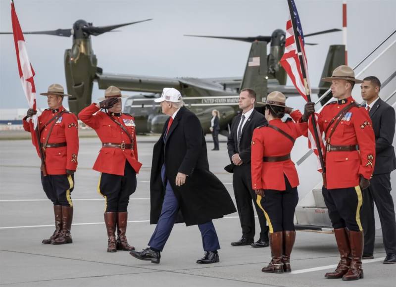 美國總統川普（中）15日抵達加拿大洛磯山脈小鎮卡納納斯基斯，準備參加G7峰會。（美聯社）