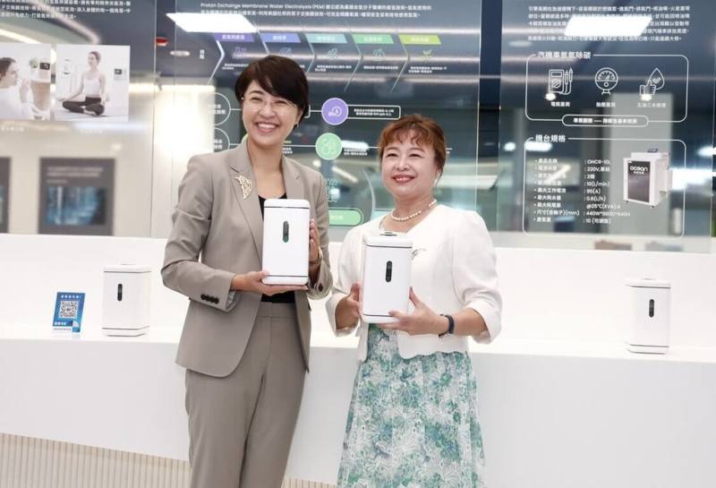 歐群科技股份有限公司16日在南投縣草屯鎮舉辦新廠剪綵暨創業25週年慶祝，南投縣長許淑華（左）出席祝賀，與歐群科技董事長廖月照（右）合影。（南投縣政府提供）