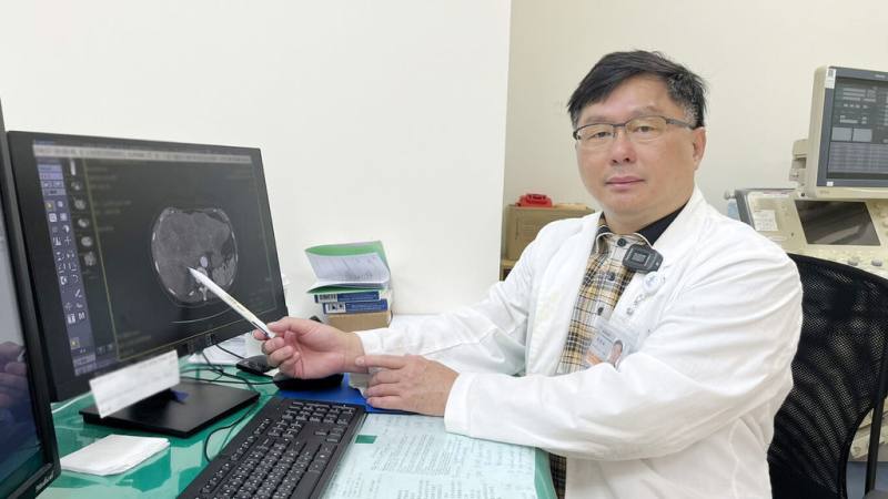 台中市1名60歲女子經常便後肛門出血，以為罹患痔瘡買成藥服用未改善，澄清醫院中港分院大腸直腸外科醫師陳周誠（圖）表示，患者檢查除發現直腸癌，還發現肝臟幾乎布滿直腸癌轉移腫瘤。（澄清醫院提供）
