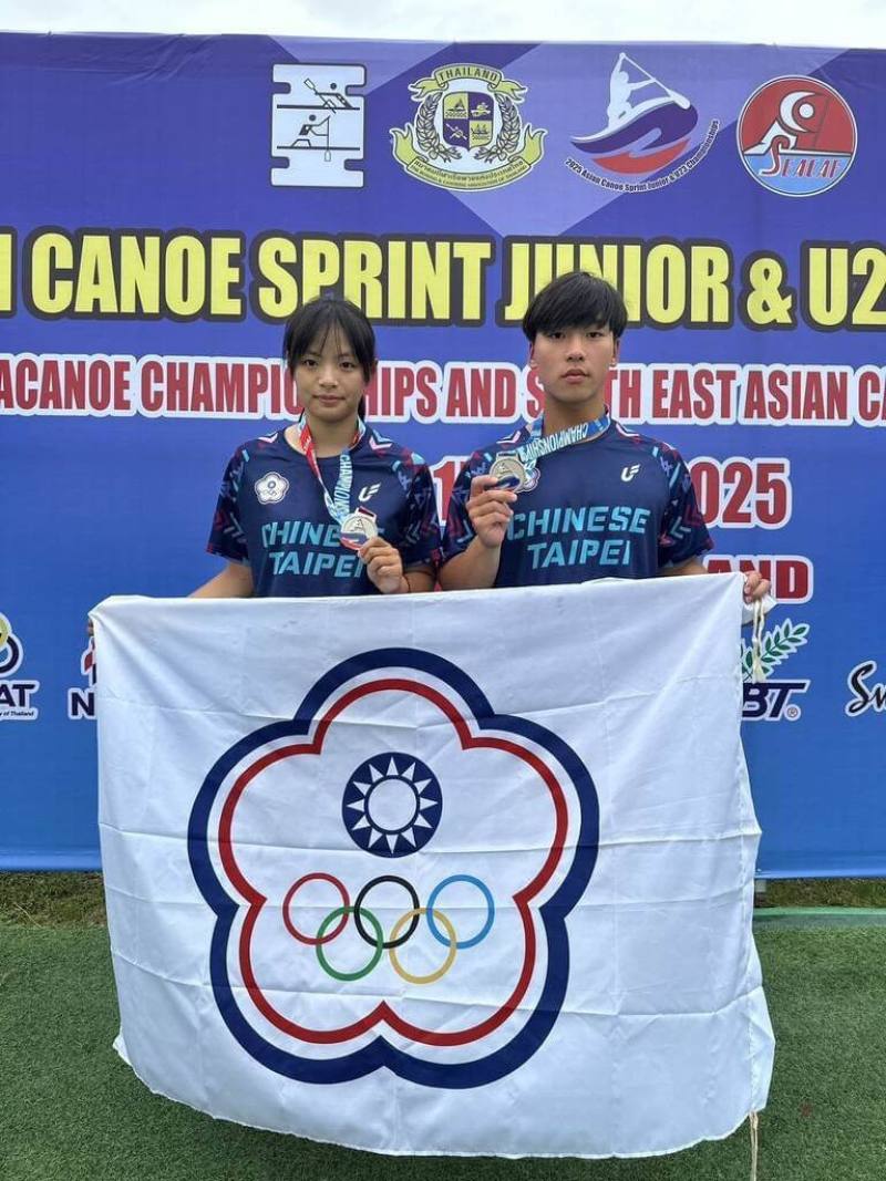 2025亞洲輕艇競速青少年暨U23錦標賽在泰國登場，15日台灣小將謝家承（右）與學姐曾俐芩（左）搭檔男女混合組，越級挑戰U23歲組的K2-500公尺賽事，儘管首度配艇，仍驚喜拿下銀牌。（中華民國輕艇協會提供）