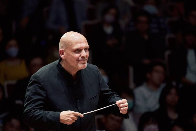 荷蘭指揮家梵志登（Jaap van Zweden）2025年出任長榮交響樂團駐團藝術家，盼能為台灣古典樂壇貢獻心力。（長榮交響樂團提供）