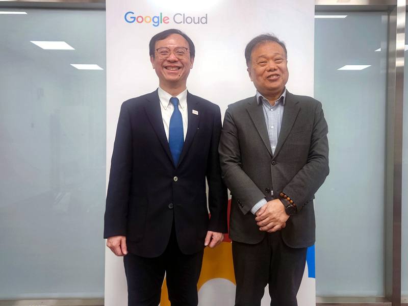 針對第2型糖尿病，衛生福利部中央健康保險署聯手Google，以健保大數據建立風險預測模型，並推出AI衛教助理，提供個人化的衛教與照護建議。健保署長石崇良（左）說，最快7、8月於「健康存摺」免費使用