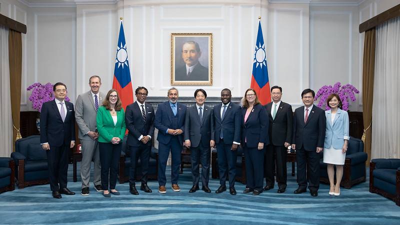 President Lai poses for a photo with a delegation led by Representative Ami Bera, co-chair of the US Congressional Taiwan Caucus.
