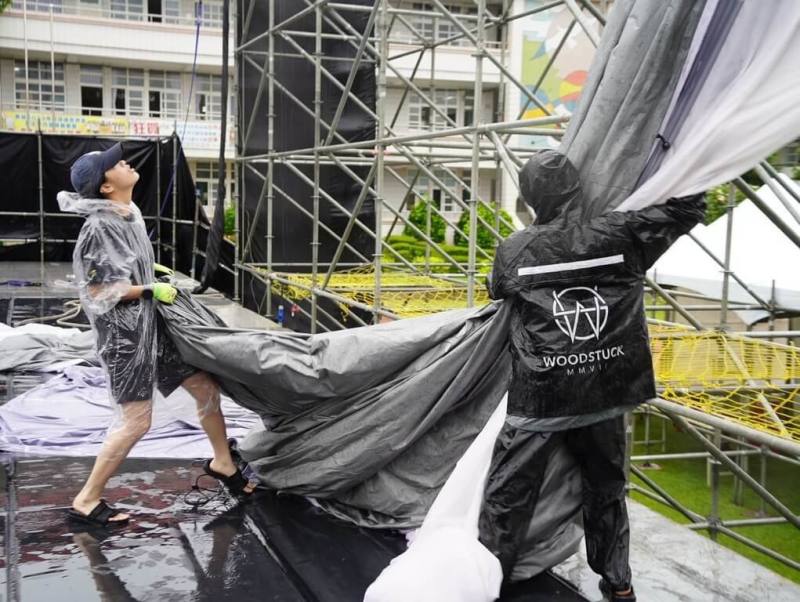 紙風車368鄉鎮市區兒童藝術工程「永續啟航」6月13日到6月15日分別在彰化縣田尾國小、雲林縣古坑國小、屏東縣內埔鄉豐田國小演出，由於天氣變化又快又急，考驗紙風車劇團應變能力，讓民眾能安心看戲。（紙風車劇團提供）