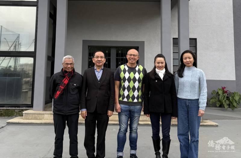 尤正才（左二）拜會慕道教會和吳俊賢牧師（中）合照