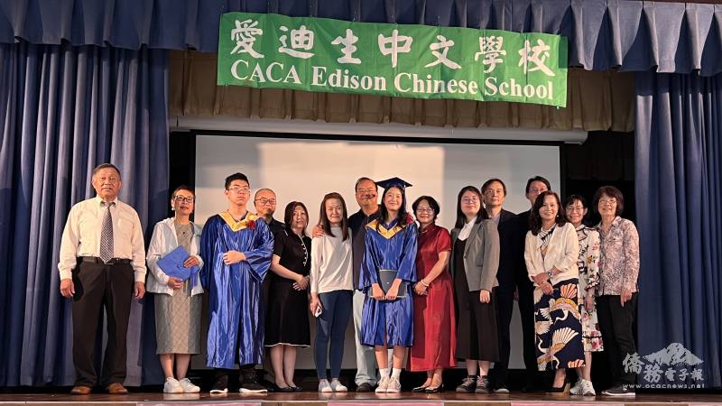 (左二起) 畢業生王安文與父母、老師王慧茹、畢業生王佳瑩與父母、校長林郁翠合影