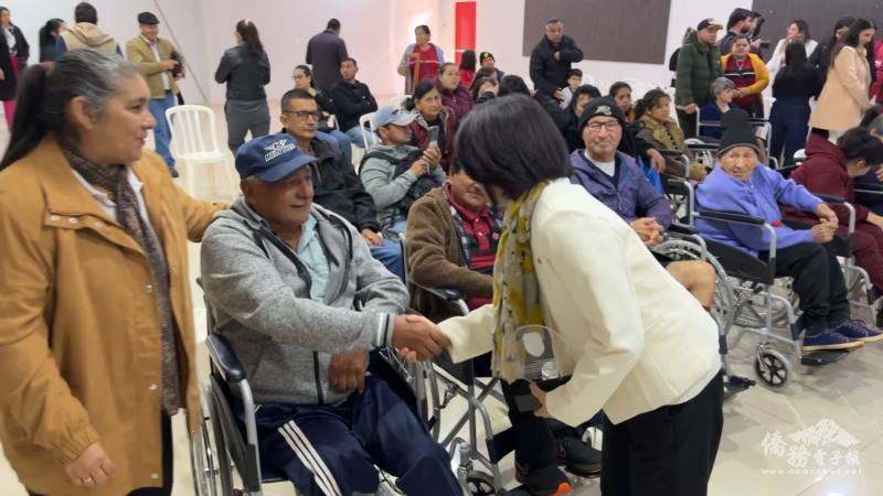 陳慧芬向受贈者表達祝福