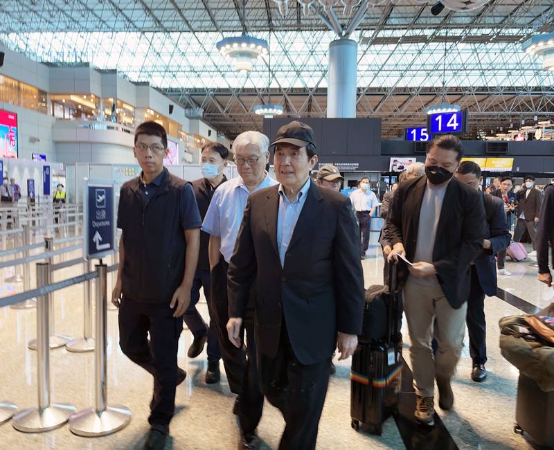 前總統馬英九（前中）14日率「大九學堂」學員訪問中國大陸，他上午在桃園國際機場表示，希望能夠藉由面對面互動，促進兩岸民間更密切交流