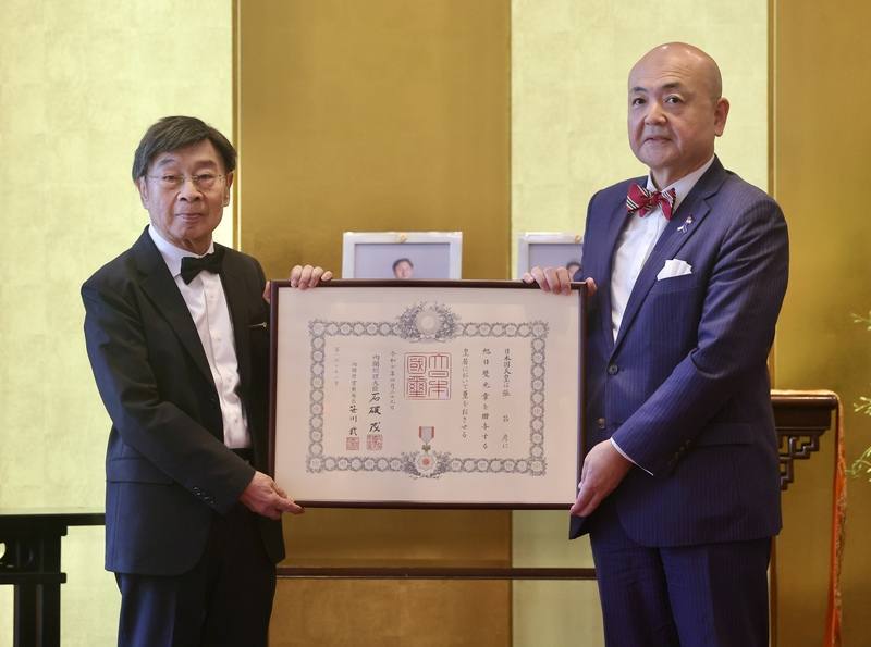 日本台灣交流協會16日在台北舉行授勳儀式，由日本台灣交流協會代表片山和之（右）頒贈日本旭日雙光章給資深影評張昌彥（左）
