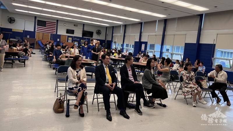 畢業生由父母陪伴入場