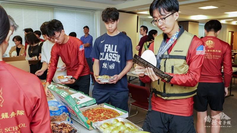 隊員、教練、家人們齊聚一堂大快朵頤，共同慶祝龍舟賽的輝煌成果