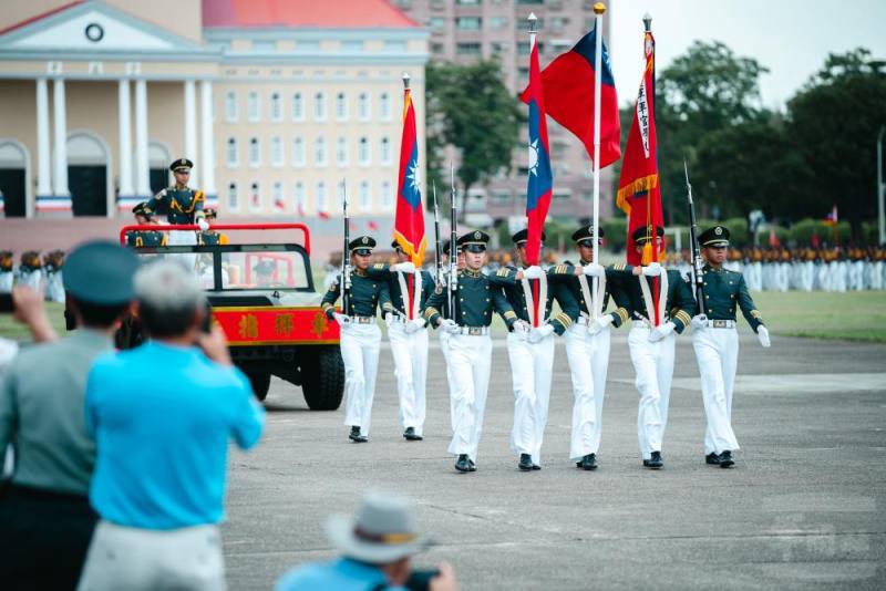 學生部隊經過司令臺前方，精神抖擻的閱兵分列式吸引在場校友注目