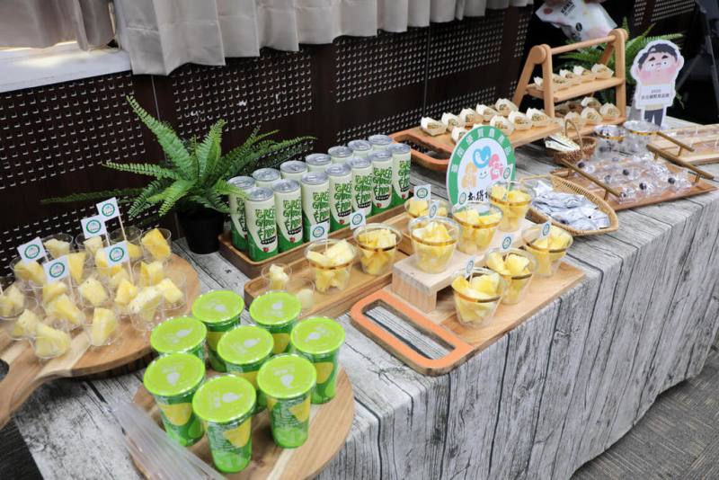 台南市政府16日在永華市政中心舉行2025台北國際食品展台南行前記者會，展示此次將展出的多項在地農特產品。（台南市政府提供）