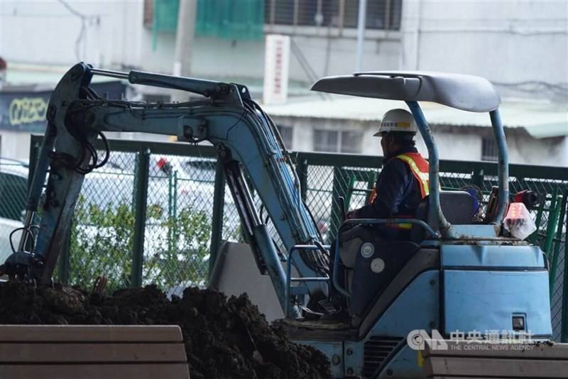 A construction worker operates an excavator at a work site in Taipei's Beitou District. CNA photo.