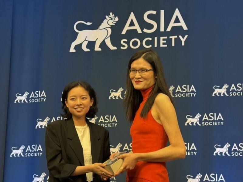 「臺灣漫遊錄」獲亞洲協會首屆「夏白芳圖書獎」翻譯文學獎，譯者金翎（左）16日出席協會紐約總部頒獎典禮，由耶魯大學教授程洋洋手中領取獎項。（駐紐約台北文化中心提供）