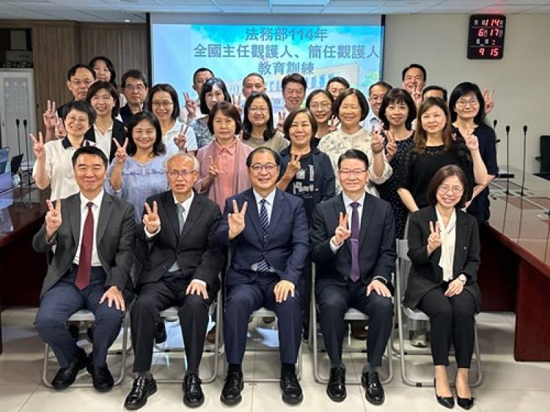 部長鄭銘謙及各級長官與全體主任觀護人合影