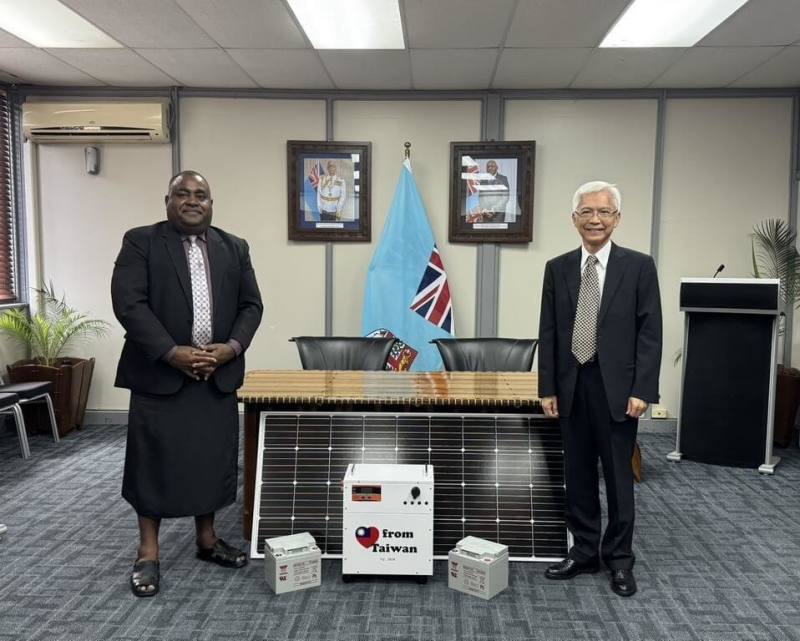 駐斐濟代表處代表周進發（右）與斐濟總理府財務暨合作處處長洛可蘇卡（左）出席台灣太陽能發電系統贈交典禮。（駐斐濟代表處提供）