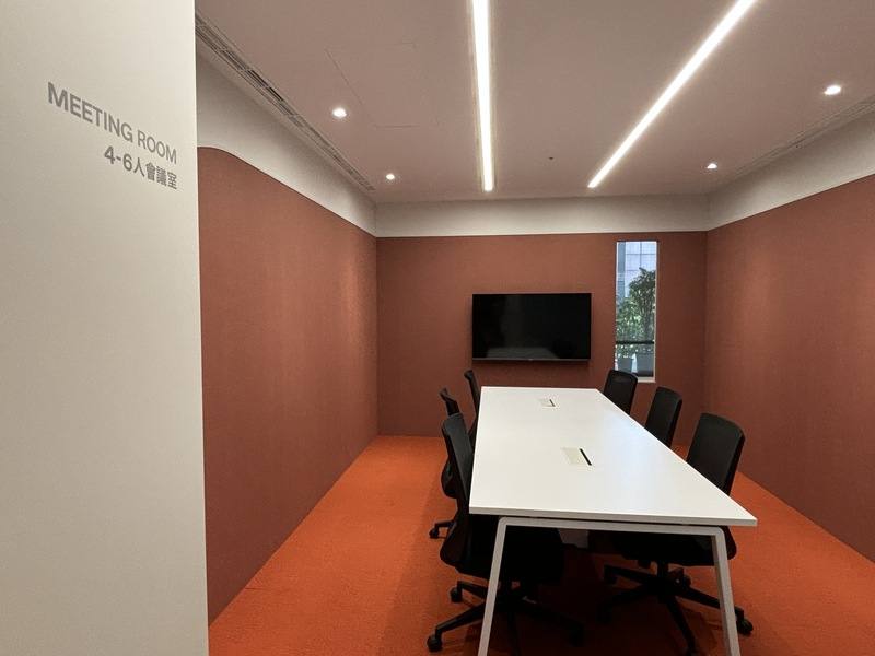 貿協TAI-ONE SPACE智能共享辦公室擁有超過1200坪單層開放空間、323席工作座位，是目前全台規模最大的單層共享辦公室，每席座位平均月租金約新台幣1.2萬元