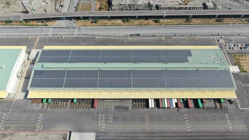 因應2050淨零轉型，高雄港務分公司規劃自建再生能源系統，利用既有或新建建築物屋頂空間廣設太陽光電發電設備，預計2026年6月前逐步完成。（高雄港務分公司提供）