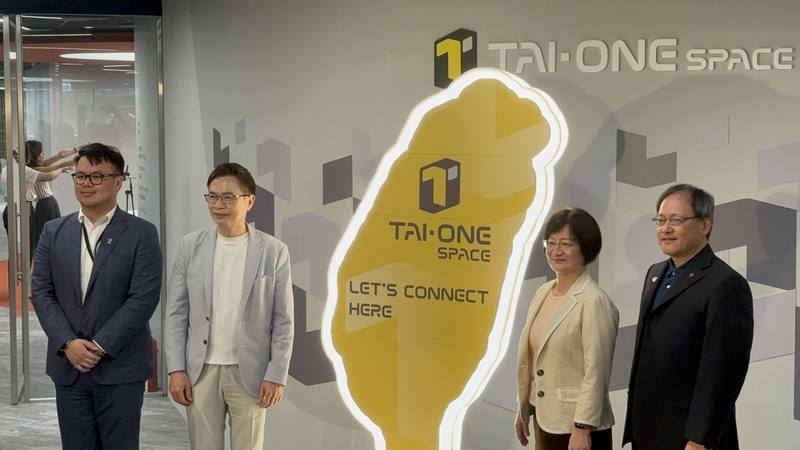 貿協TAI-ONE SPACE智能共享辦公室17日正式開幕，董事長黃志芳（左2）表示，共享辦公室的公共空間占50%以上，提供最高CP值，歡迎新創中小企業、科技公司進駐
