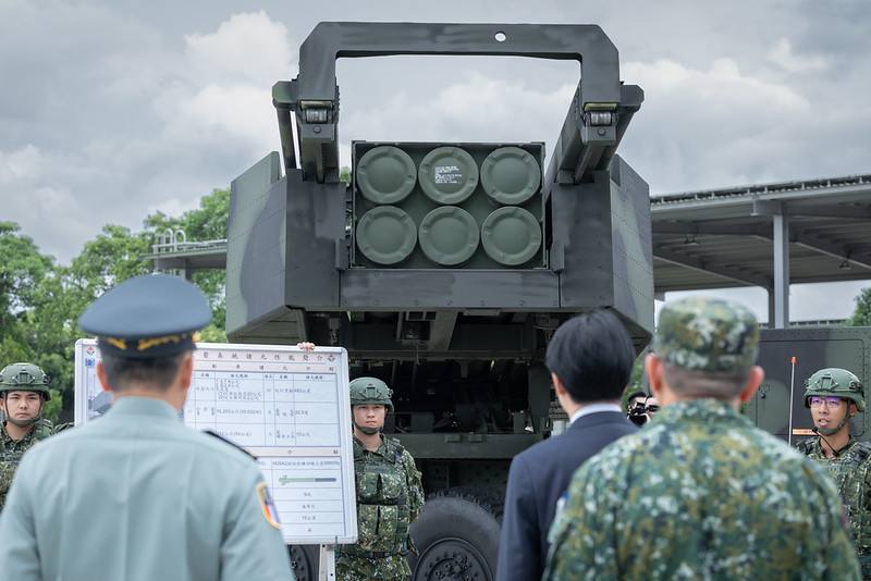 總統視導部隊操演發射車操作、彈藥裝卸及聽取相關任務簡報