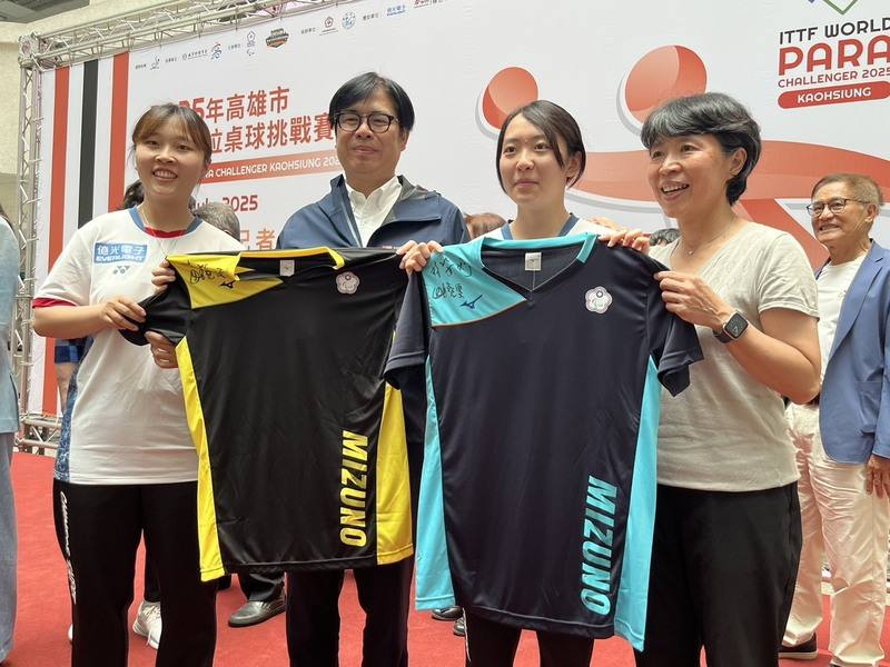 2025年高雄市國際帕拉桌球挑戰賽即7月將在義守大學體育場登場，高雄市政府17日在四維行政中心舉辦記者會，會後桌球女將田曉雯（左）、林姿妤（左3）將簽名球衣送給高雄市長陳其邁（左2）