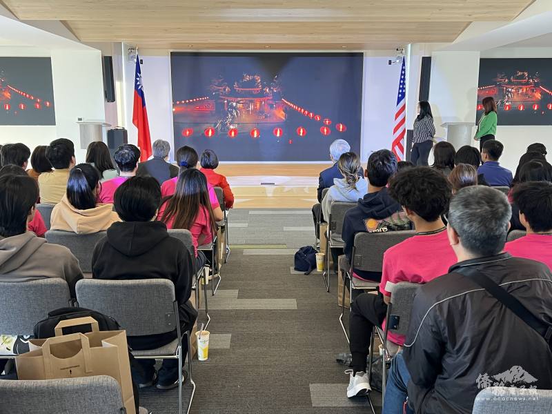 全體學員觀看臺灣觀光宣傳影片