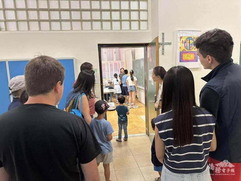 導覽活動帶領眾人走進教室，實地觀摩語言與才藝課程