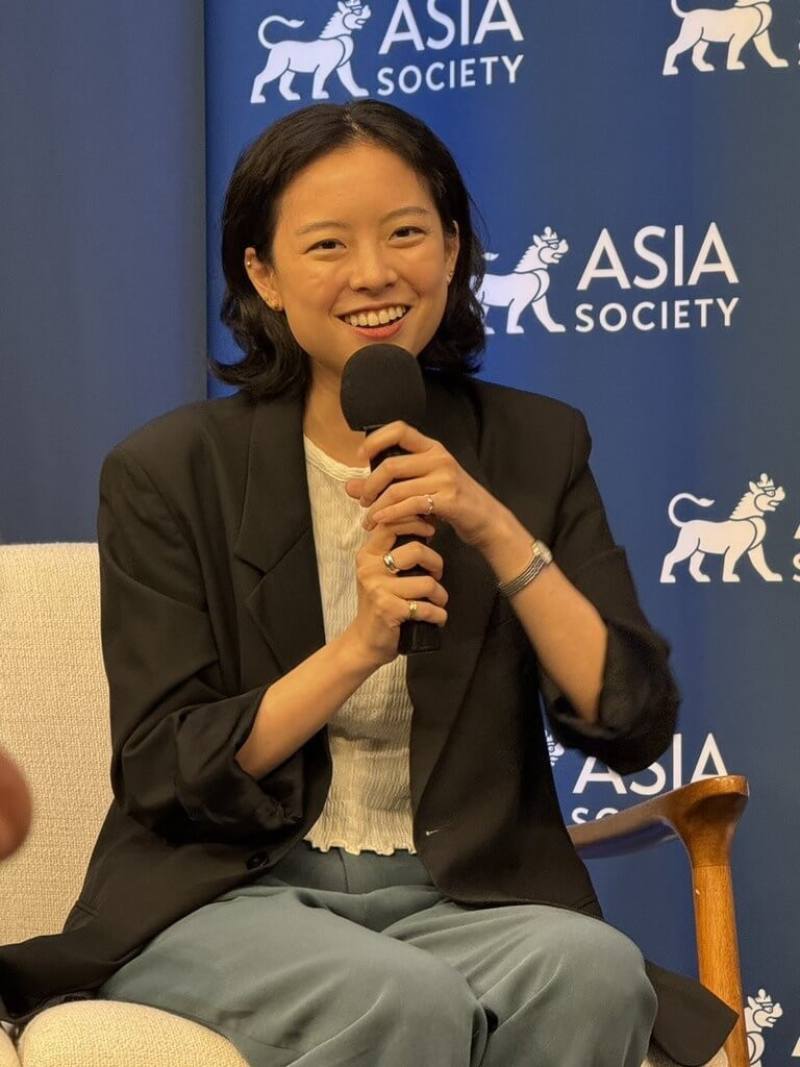 亞洲協會16日在紐約總部舉行首屆「夏白芳圖書獎」頒獎典禮，「臺灣漫遊錄」獲頒「翻譯文學獎」，譯者金翎在現場與專家對談。（駐紐約台北文化中心提供）