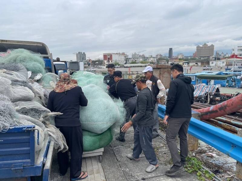 廢棄漁網與漁具傷害環境和生態，花蓮縣政府與花蓮區漁會合作，持續推動廢棄漁網收購獎勵制度，將於20日展開回收行動，114年度目標回收量為45公噸。（花蓮縣政府提供）