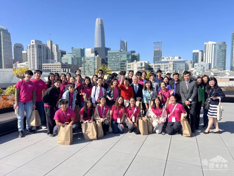 全體學員於駐處空中花園合影