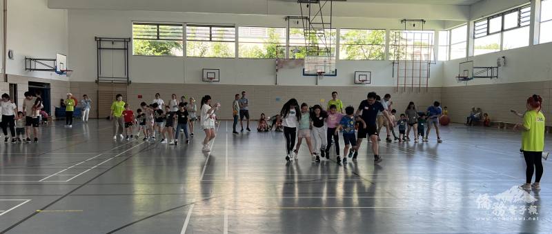 多人多腳競賽，歡樂聲不斷