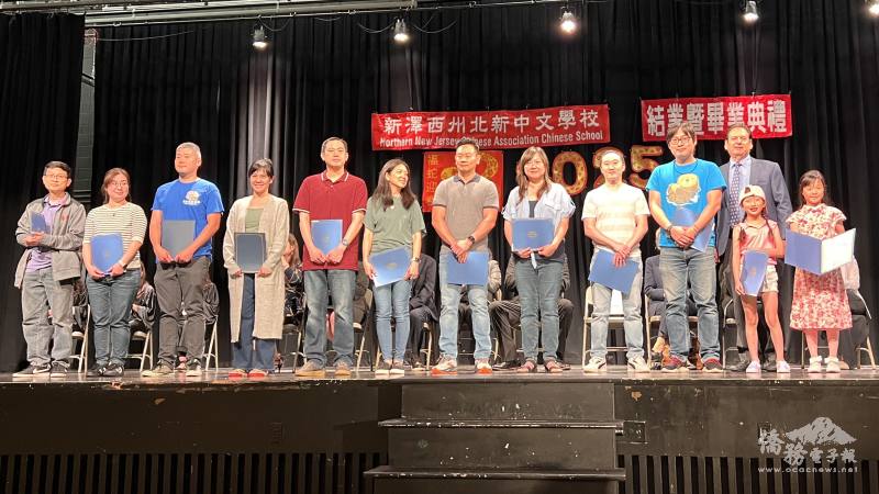 家長會是學校的支柱，由市長Matthew Kayne (後排右1) 代頒發獎狀