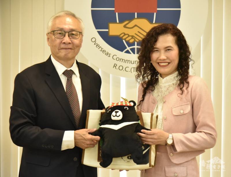 張良民代表僑委會致贈紀念品予團長Penporn Kaewmark