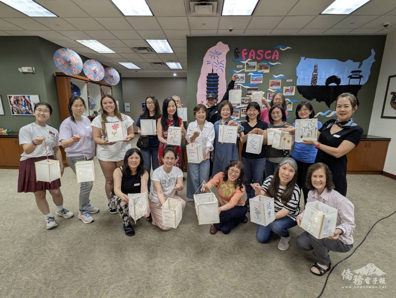 學員們展示作品