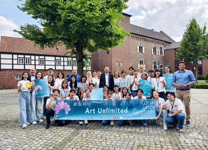 劇藝無限全團於16日由格雷文布羅伊(Grevenbroich)副市長Philipp Bolz，偕同該市市議員Heinrich Thiel與Sevda Alms、Ceylan Er，和德國Erasmus Gymnasium中學校長Dr. Michael Collel博士等人接待歡迎